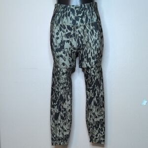 High-Waisted Camo Print Leggings – Size M
